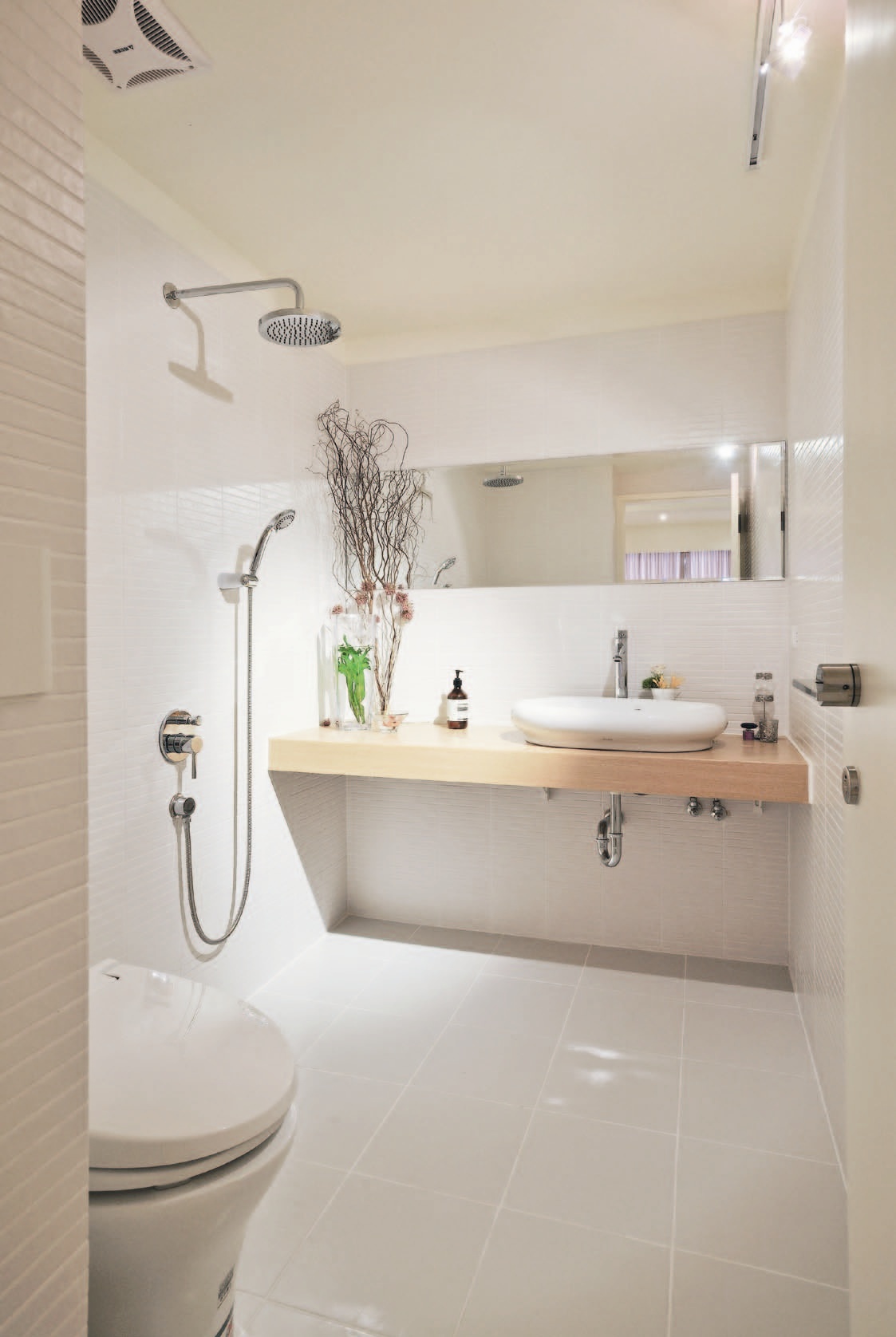 大面積的集成材木地坪，暖化背景色彩，立面則藉由冷調