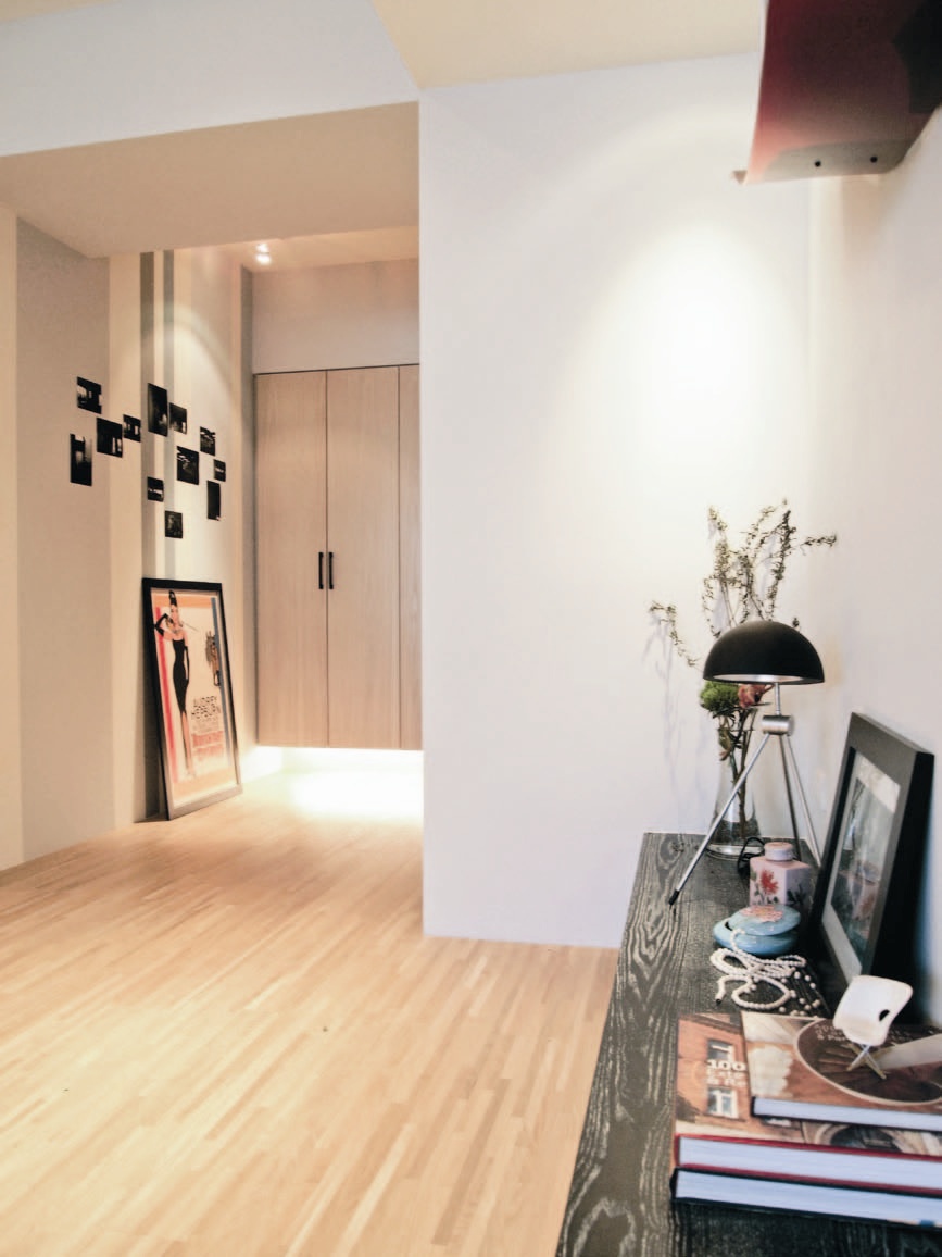 大面積的集成材木地坪，暖化背景色彩，立面則藉由冷調