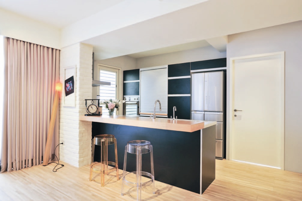 大面積的集成材木地坪，暖化背景色彩，立面則藉由冷調