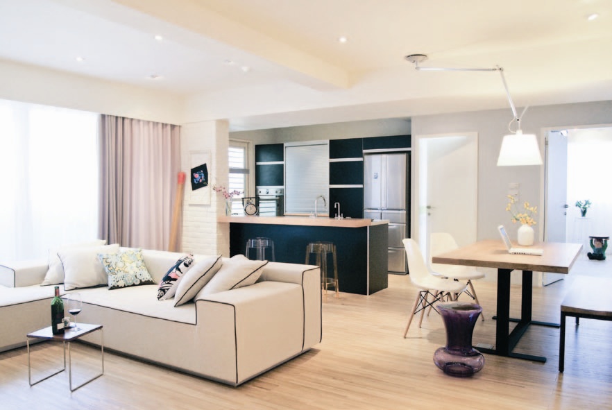 大面積的集成材木地坪，暖化背景色彩，立面則藉由冷調