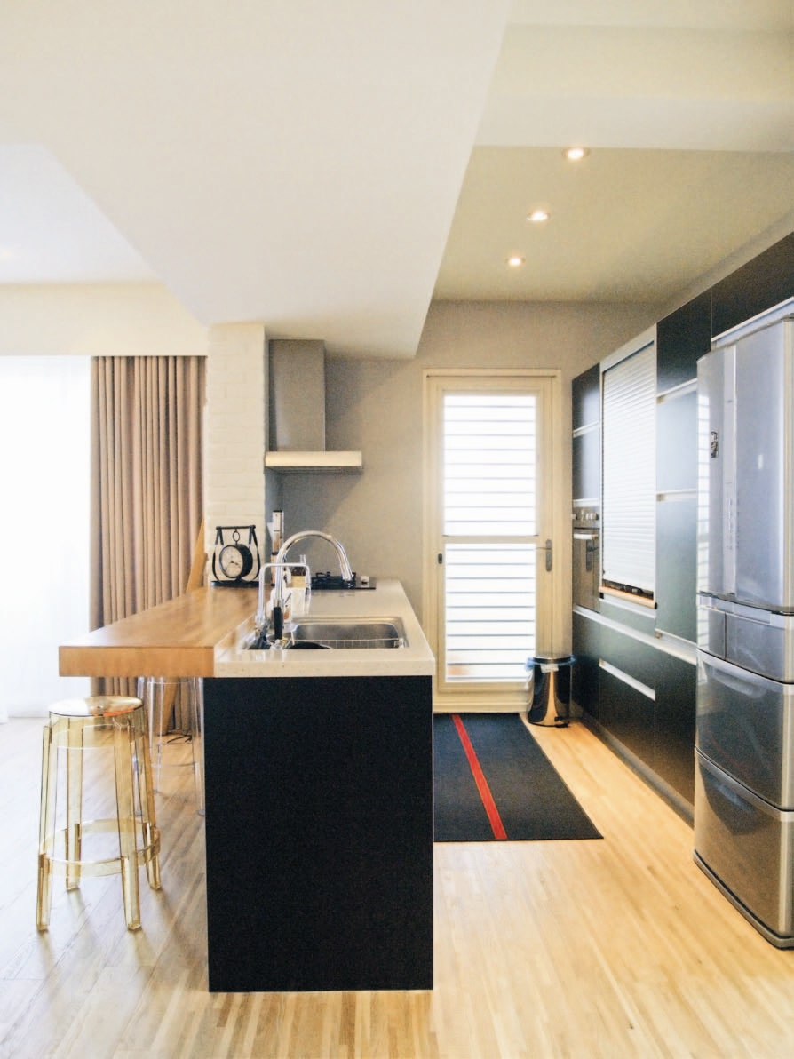 大面積的集成材木地坪，暖化背景色彩，立面則藉由冷調