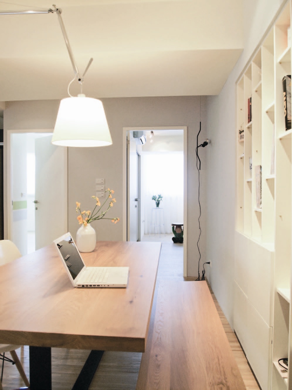 大面積的集成材木地坪，暖化背景色彩，立面則藉由冷調