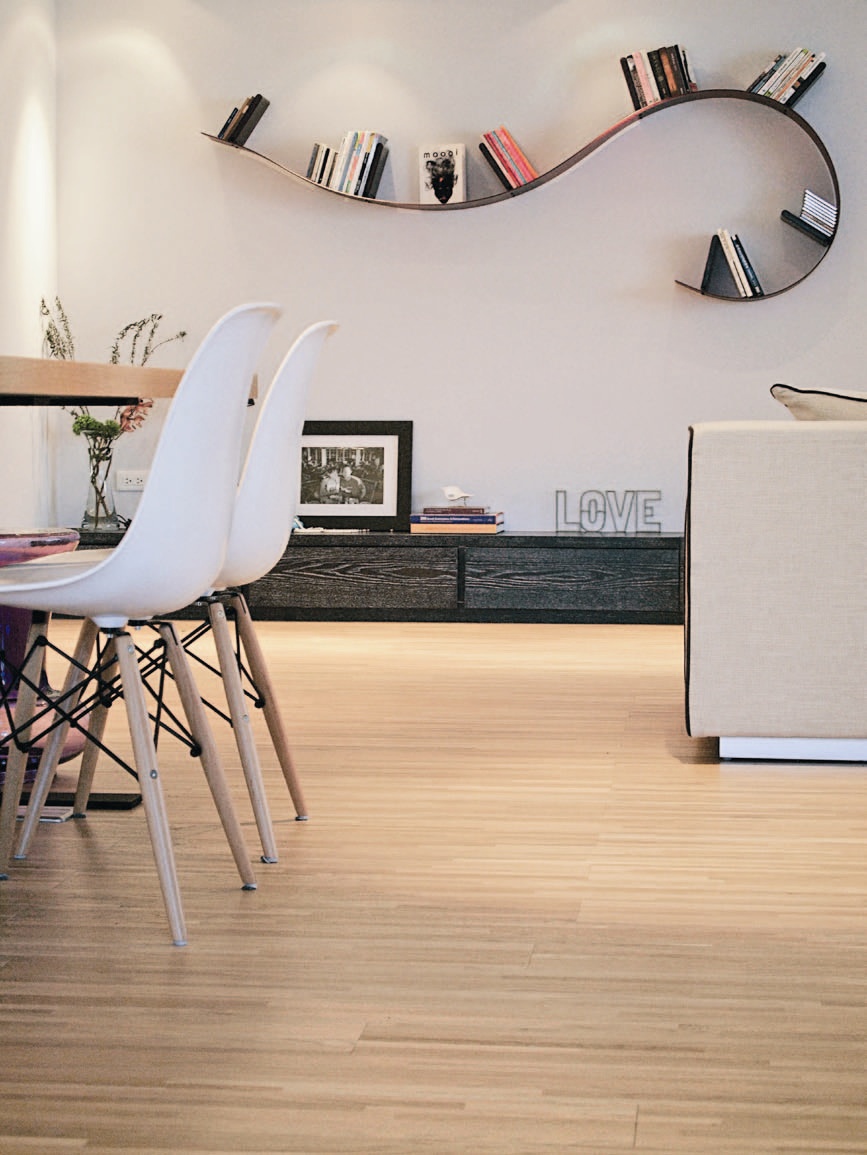 大面積的集成材木地坪，暖化背景色彩，立面則藉由冷調