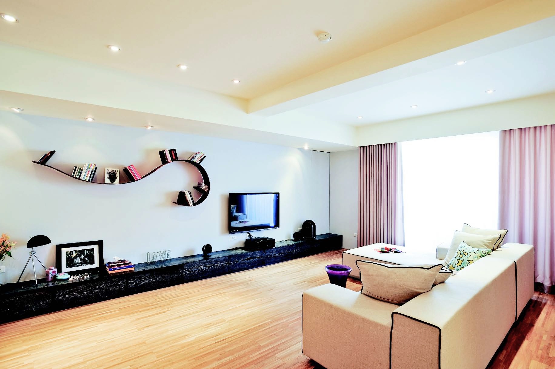 大面積的集成材木地坪，暖化背景色彩，立面則藉由冷調