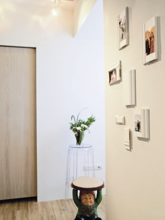 大面積的集成材木地坪，暖化背景色彩，立面則藉由冷調