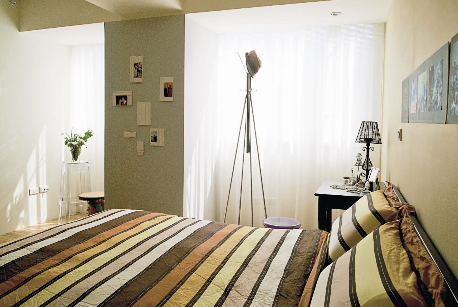 大面積的集成材木地坪，暖化背景色彩，立面則藉由冷調