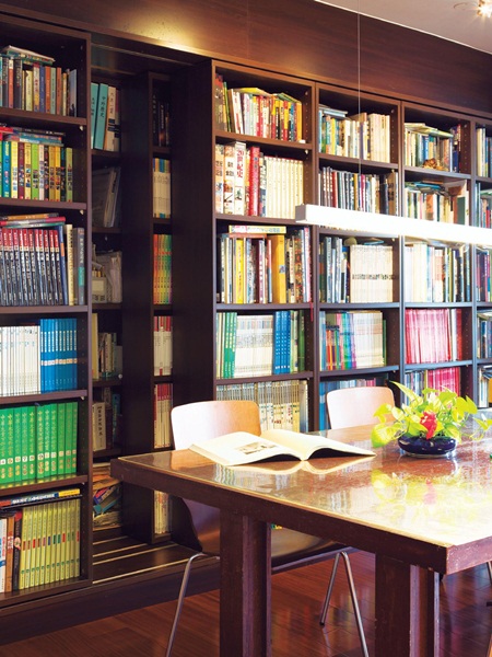 滿坑滿谷的書都是李偉文與太太喜歡看的書,他非常推薦