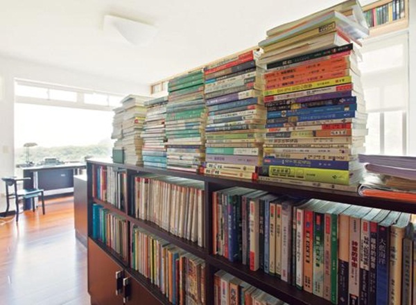 滿坑滿谷的書都是李偉文與太太喜歡看的書,他非常推薦