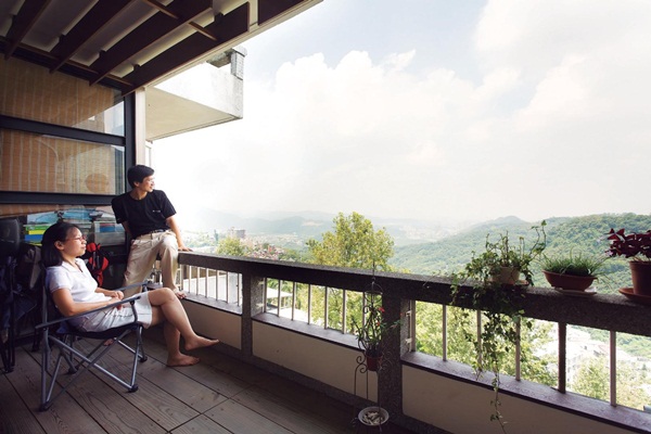 滿坑滿谷的書都是李偉文與太太喜歡看的書,他非常推薦