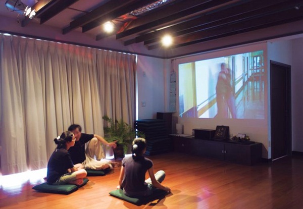 滿坑滿谷的書都是李偉文與太太喜歡看的書,他非常推薦