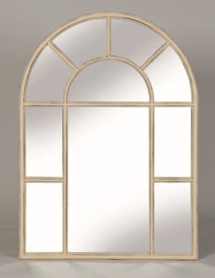 大面積的壁紙、窗簾織品能立即轉換空間氣氛，鏡子、座