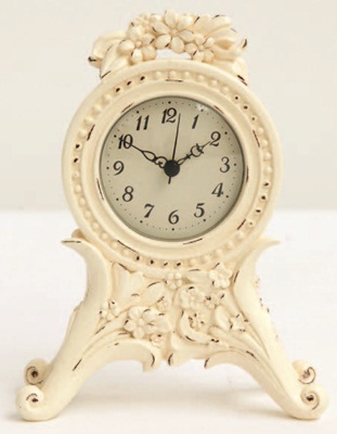 大面積的壁紙、窗簾織品能立即轉換空間氣氛，鏡子、座