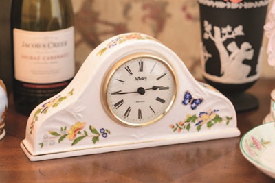 大面積的壁紙、窗簾織品能立即轉換空間氣氛，鏡子、座