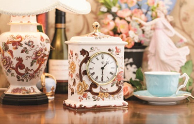 大面積的壁紙、窗簾織品能立即轉換空間氣氛，鏡子、座