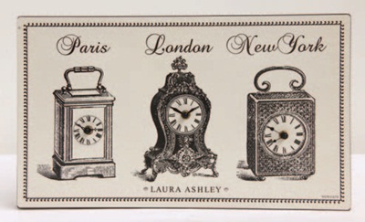 大面積的壁紙、窗簾織品能立即轉換空間氣氛，鏡子、座