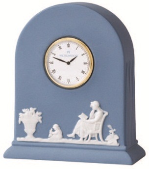 大面積的壁紙、窗簾織品能立即轉換空間氣氛，鏡子、座