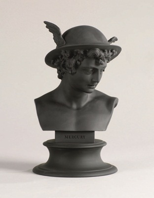 大面積的壁紙、窗簾織品能立即轉換空間氣氛，鏡子、座