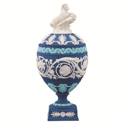 大面積的壁紙、窗簾織品能立即轉換空間氣氛，鏡子、座