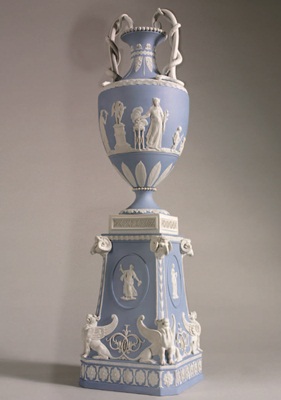 大面積的壁紙、窗簾織品能立即轉換空間氣氛，鏡子、座