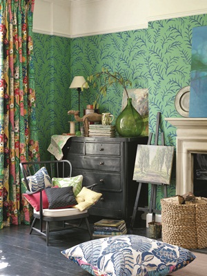 大面積的壁紙、窗簾織品能立即轉換空間氣氛，鏡子、座