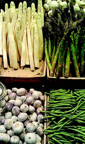 經過烘烤及燉煮的小春雞，柔軟又酥脆，再加上和著奶油