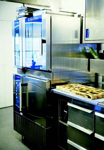 經過烘烤及燉煮的小春雞，柔軟又酥脆，再加上和著奶油