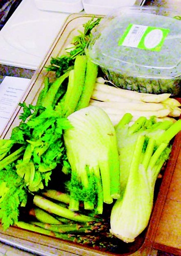 經過烘烤及燉煮的小春雞，柔軟又酥脆，再加上和著奶油