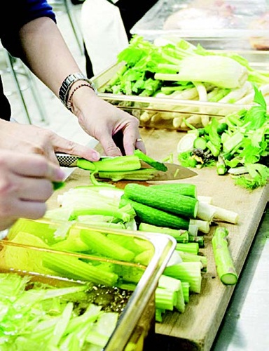 經過烘烤及燉煮的小春雞，柔軟又酥脆，再加上和著奶油