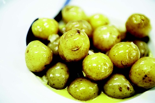 經過烘烤及燉煮的小春雞，柔軟又酥脆，再加上和著奶油