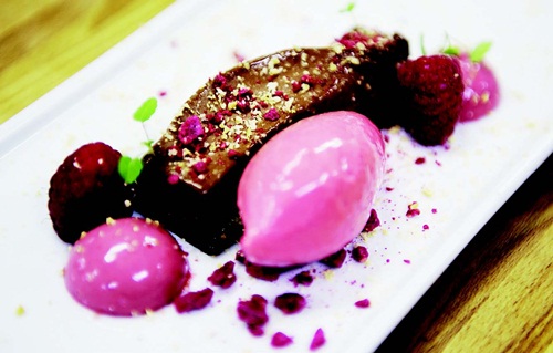 經過烘烤及燉煮的小春雞，柔軟又酥脆，再加上和著奶油