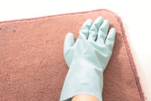 地墊上黏了許多頭髮與棉絮，如果不清除乾淨，反而讓家