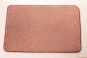 地墊上黏了許多頭髮與棉絮，如果不清除乾淨，反而讓家