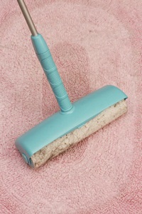 地墊上黏了許多頭髮與棉絮，如果不清除乾淨，反而讓家