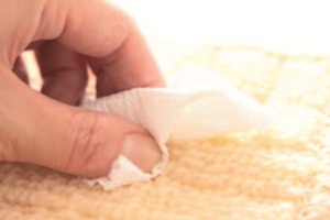 地墊上黏了許多頭髮與棉絮，如果不清除乾淨，反而讓家