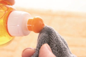 地墊上黏了許多頭髮與棉絮，如果不清除乾淨，反而讓家