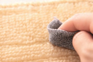 地墊上黏了許多頭髮與棉絮，如果不清除乾淨，反而讓家