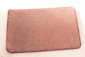 地墊上黏了許多頭髮與棉絮，如果不清除乾淨，反而讓家