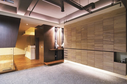 踏著柚木實木梯階走進一樓，色調清雅的空間令人感覺沉