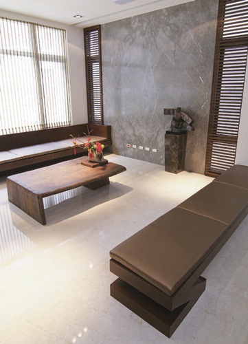 踏著柚木實木梯階走進一樓，色調清雅的空間令人感覺沉