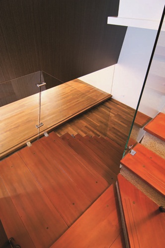 踏著柚木實木梯階走進一樓，色調清雅的空間令人感覺沉