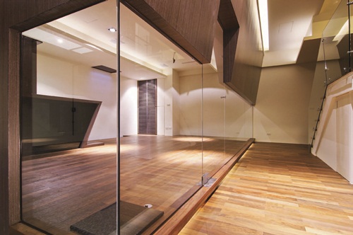 踏著柚木實木梯階走進一樓，色調清雅的空間令人感覺沉