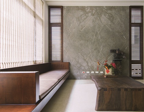 踏著柚木實木梯階走進一樓，色調清雅的空間令人感覺沉