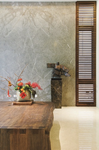 踏著柚木實木梯階走進一樓，色調清雅的空間令人感覺沉