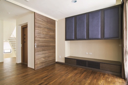 踏著柚木實木梯階走進一樓，色調清雅的空間令人感覺沉