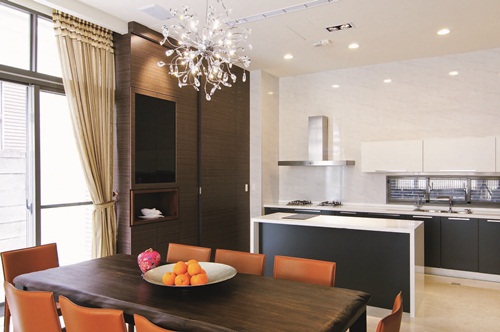 踏著柚木實木梯階走進一樓，色調清雅的空間令人感覺沉