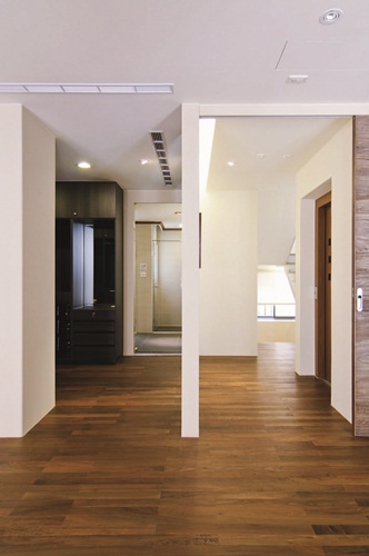 踏著柚木實木梯階走進一樓，色調清雅的空間令人感覺沉