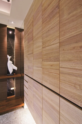 踏著柚木實木梯階走進一樓，色調清雅的空間令人感覺沉