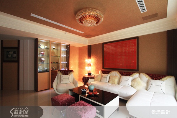 紅色，屬於暖色系，給人活力、能量、熱情的聯想之外，