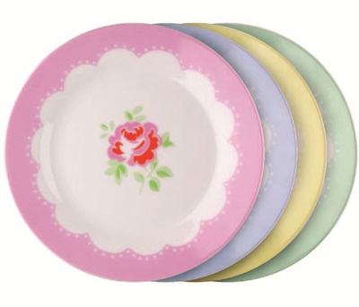 瓷盤、瓷碗不但具實用價值，精緻的瓷盤還可用來作為壁