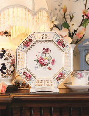 瓷盤、瓷碗不但具實用價值，精緻的瓷盤還可用來作為壁